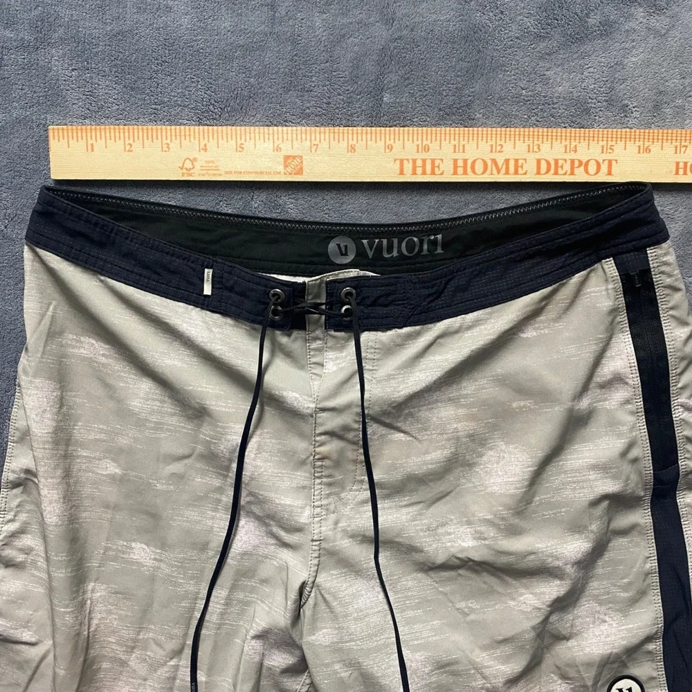 Vuori Cruise Boardshorts Mens 34 Grey White Print Performance Swim Trunks V311